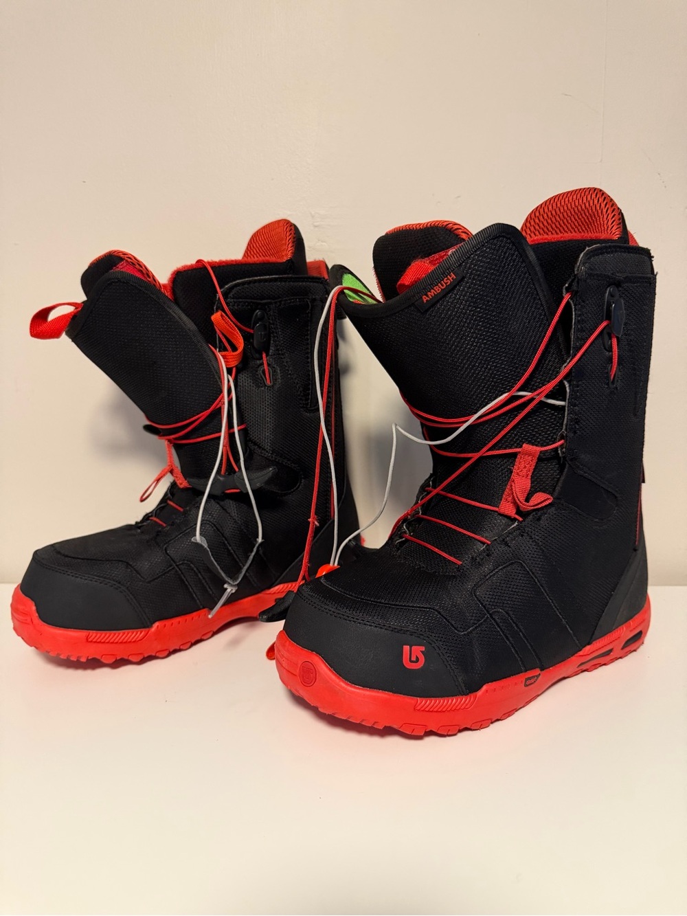 Burton Men’s 8.5 Ambush red and black snowboarding boots